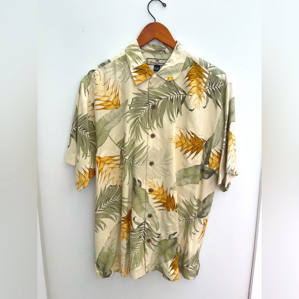 Tommy Bahama silk shirt. size small. Hawaiian
